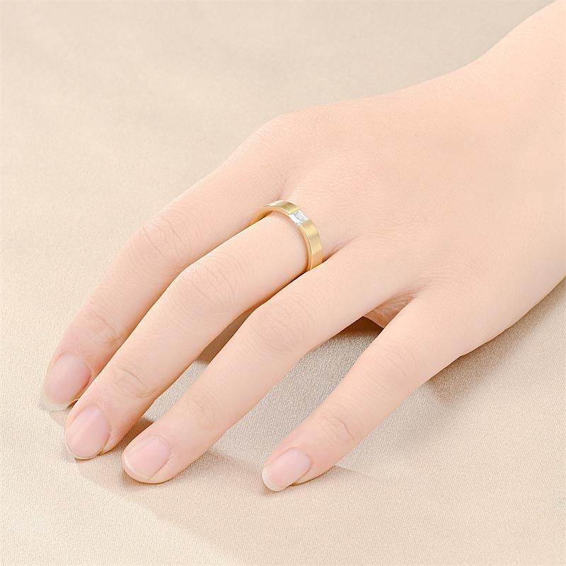 「チタンスチールカップルリング ゴールド｜水に濡れても退色せず マイクロジルコニア プレーンデザイン ラグジュアリ」