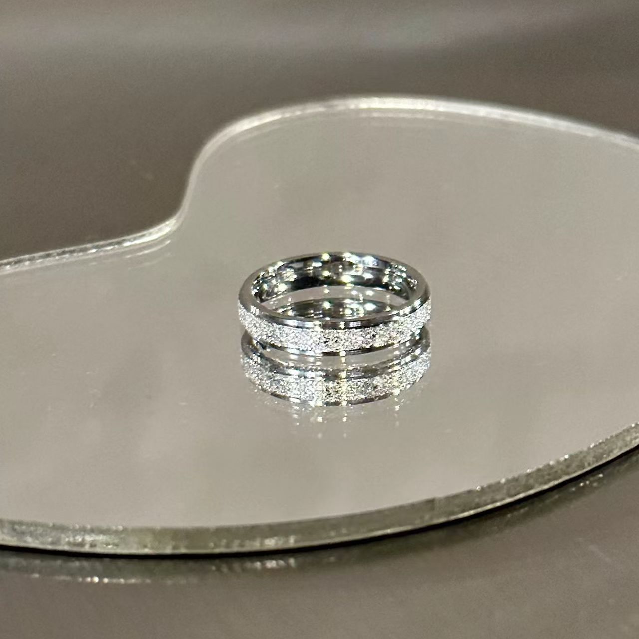 「「退色しない・過敏なし」チタンスチール 满天星カップル対戒 黒白磨砂 小物デザイン」