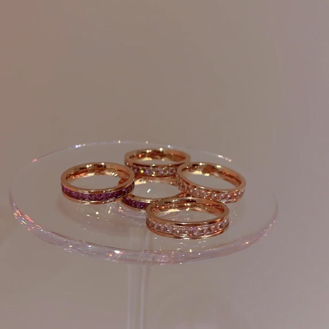 「カラフルスクエアダイヤモンド一周デザイン レディース薬指用チタンペアリング 日韓スタイル満天星冷淡風」