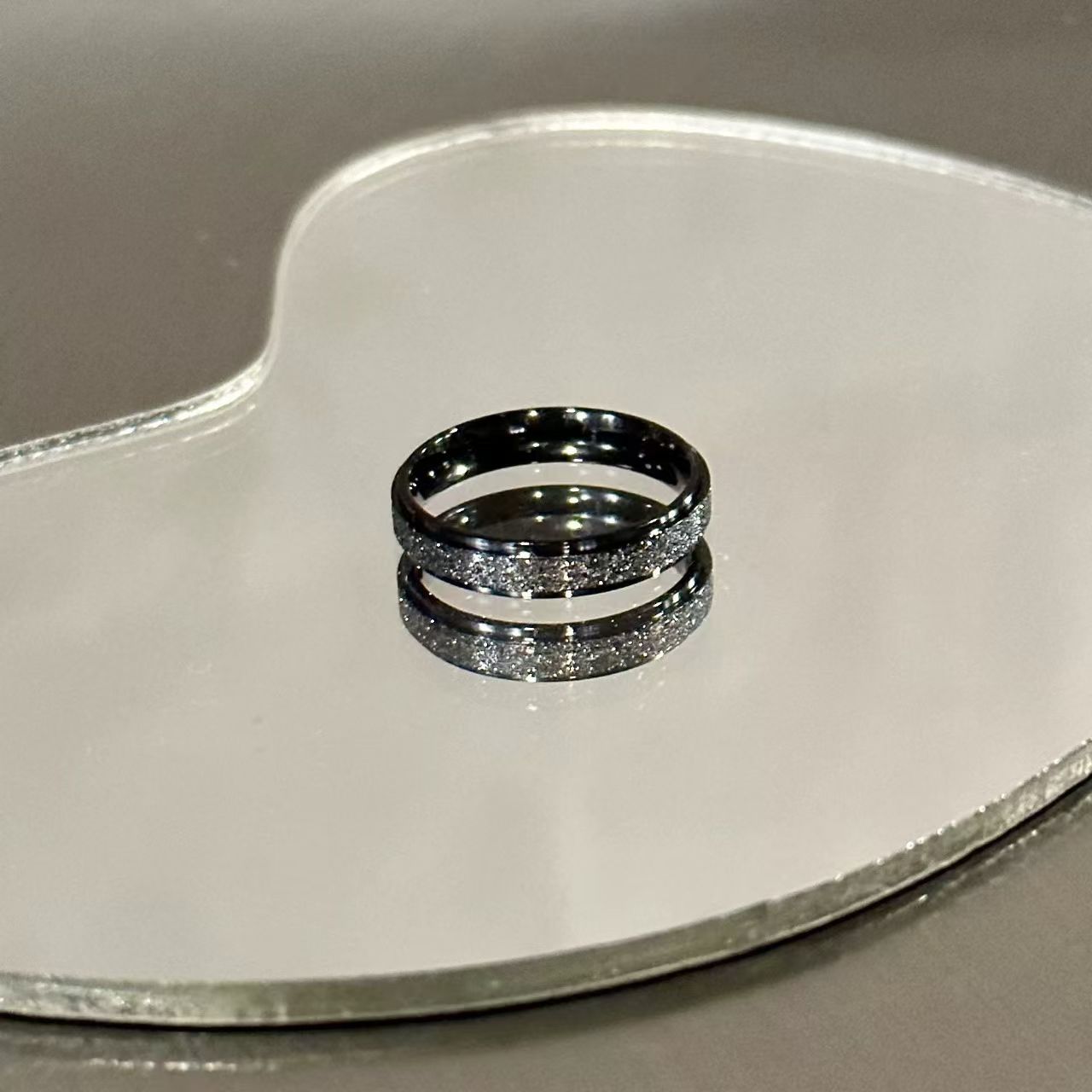 「「退色しない・過敏なし」チタンスチール 满天星カップル対戒 黒白磨砂 小物デザイン」