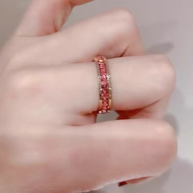 「カラフルスクエアダイヤモンド一周デザイン レディース薬指用チタンペアリング 日韓スタイル満天星冷淡風」